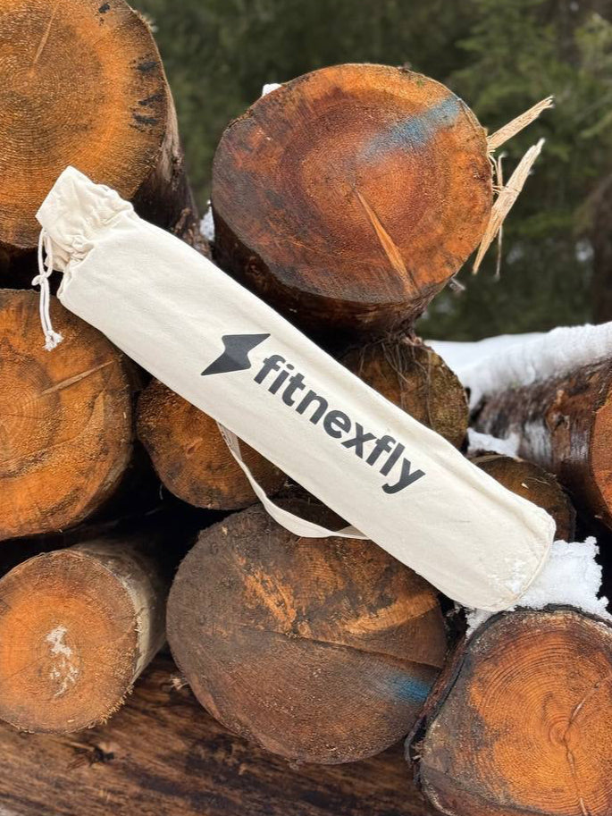 Tappetino in sughero Fitnexfly posizionato sulla neve, evidenziando il design topografico che richiama la connessione con la natura. Ideale per yoga sulla neve e pratiche in ambienti naturali.