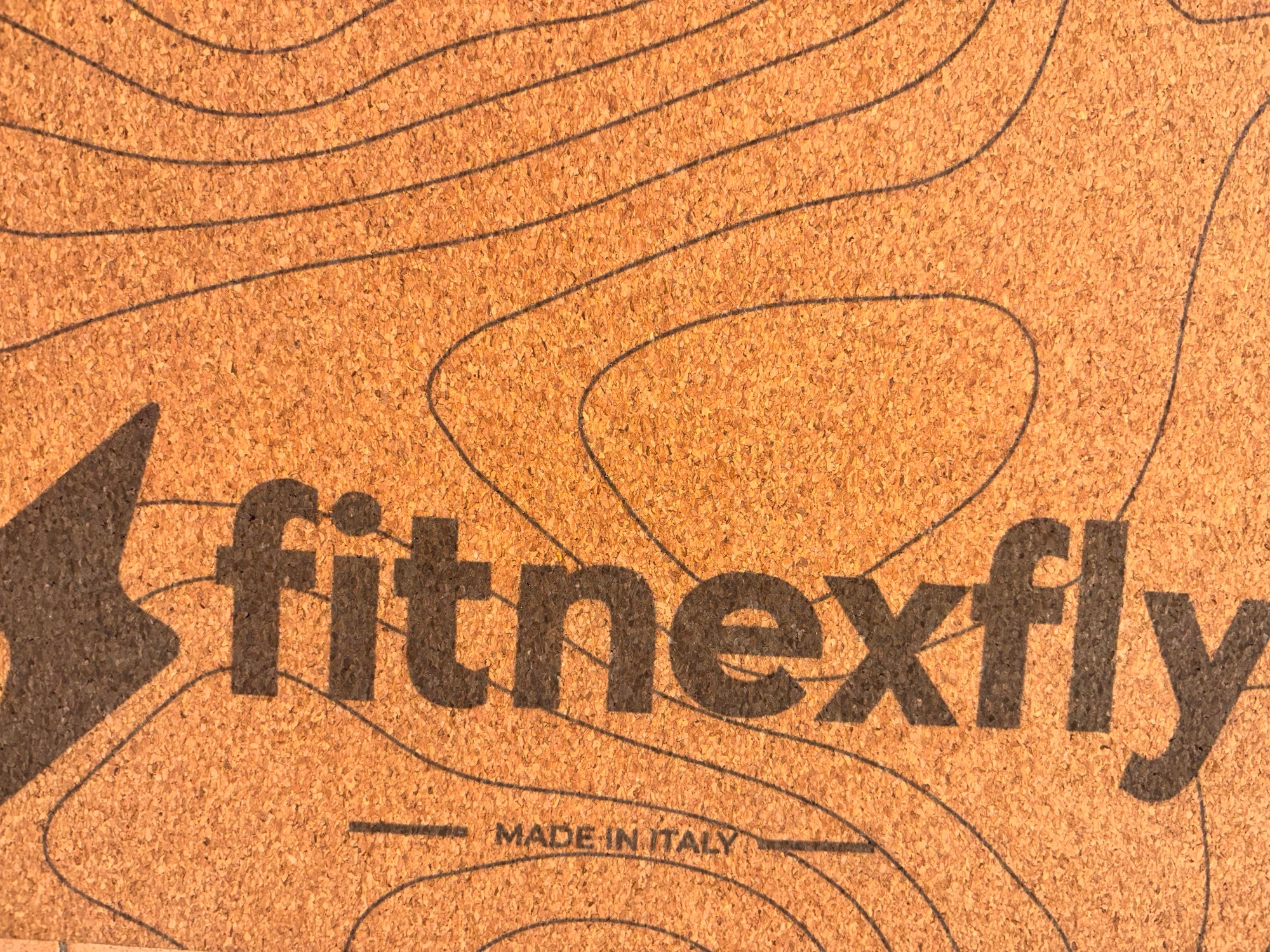 Tappetino Fitnexfly in sughero naturale con logo visibile, progettato per yoga, pilates e fitness. Superficie antiscivolo e design eco-friendly per il massimo comfort durante l’allenamento.