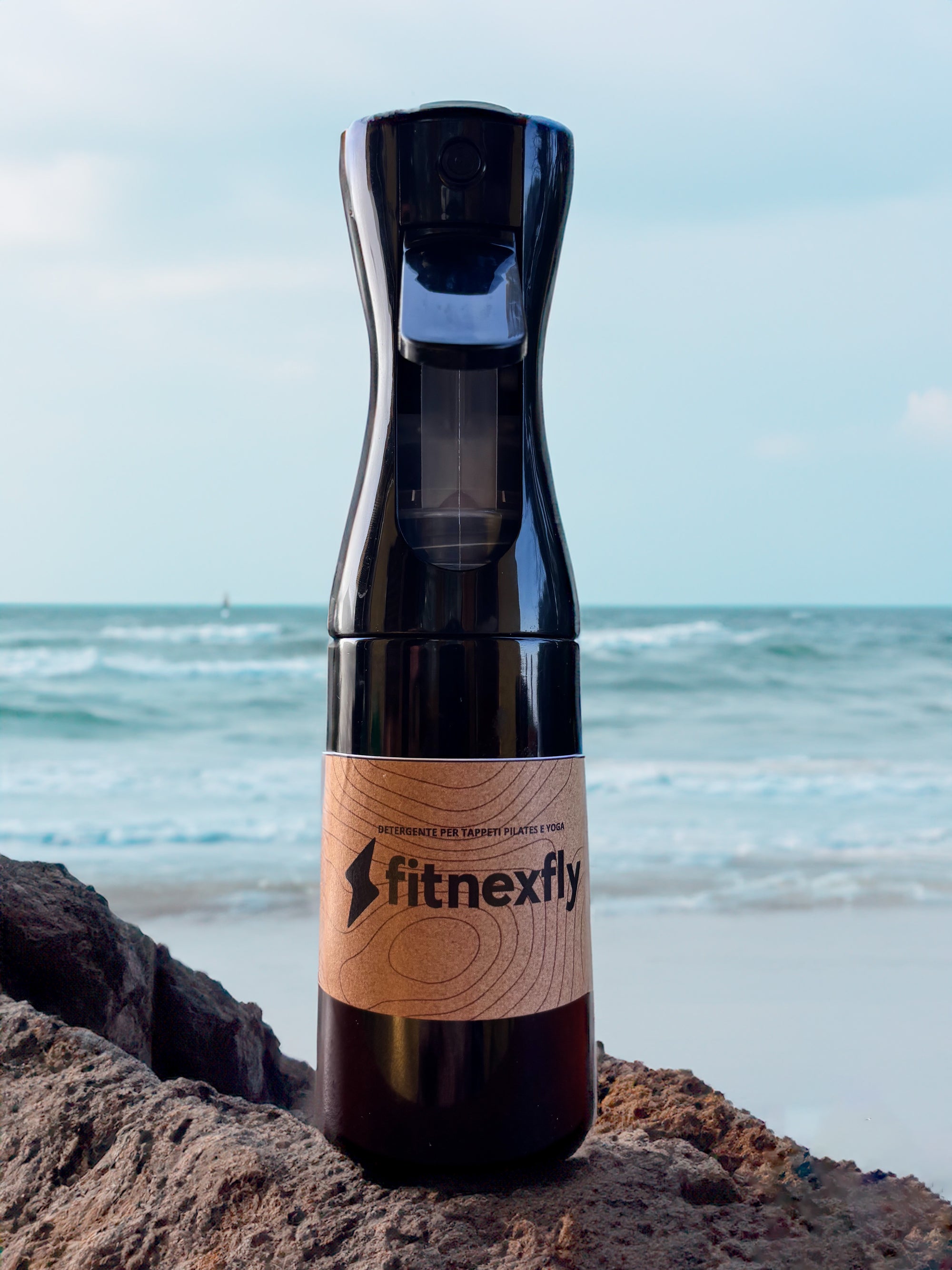 Spray detergente Fitnexfly per tappetini yoga e pilates, sostenibile e perfetto per l&#39;uso all&#39;aperto.